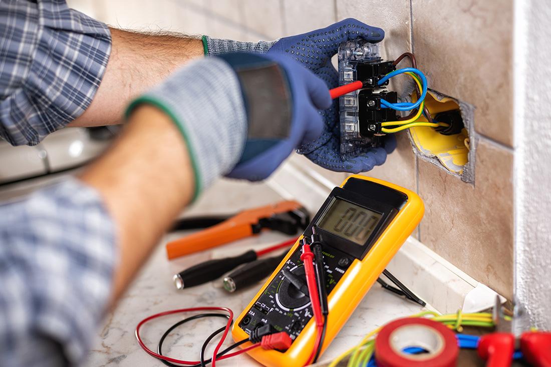 Read more about the article When to Call an Electrician